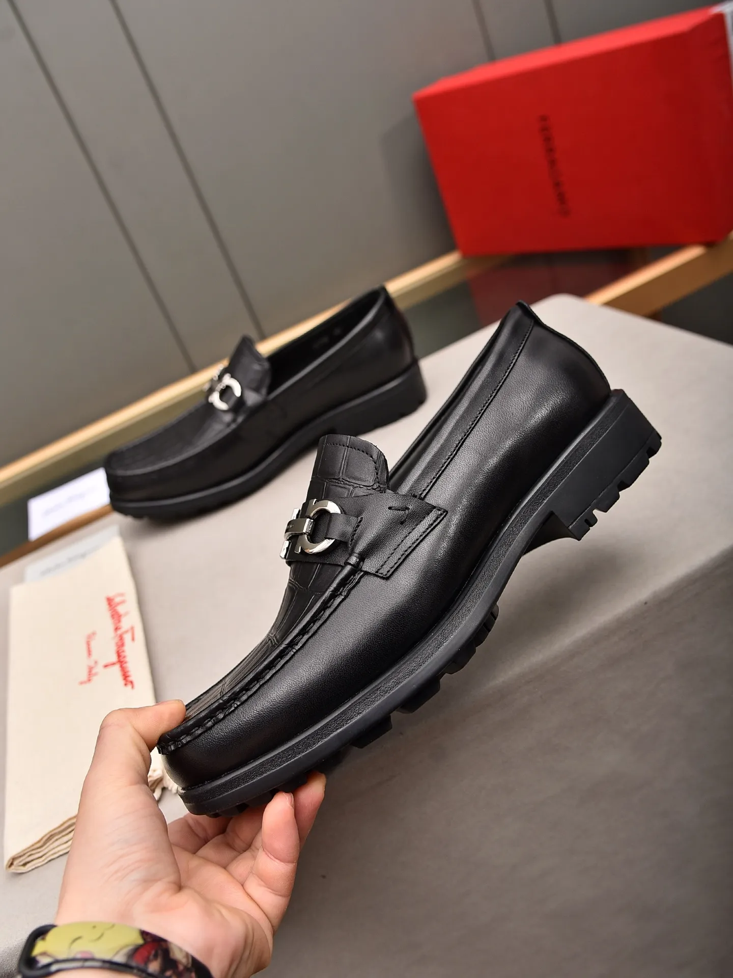 Men's shoes 💰: 500 Brand: Ferragamo Size: Men's size 38/44 (45 can be customized) Grade: Same style as the official website High-end quality men's shoes Material: Original first-layer calfskin Water-dyed cowhide lining Original outsole Style categories: Men's fashionable formal business casual leather shoes Slip-on men's shoes high-top series Young fashion European and American trends British style Casual matching Comfortable feet